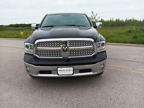 Brilliant Black Crystal Pearlcoat 2017 RAM 1500 Laramie