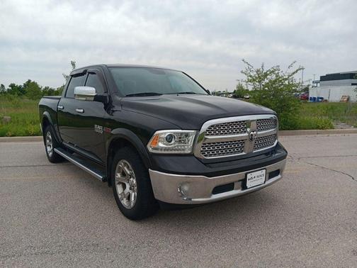 Brilliant Black Crystal Pearlcoat 2017 RAM 1500 Laramie