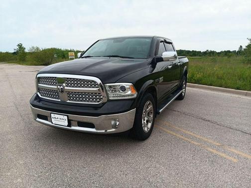 Brilliant Black Crystal Pearlcoat 2017 RAM 1500 Laramie
