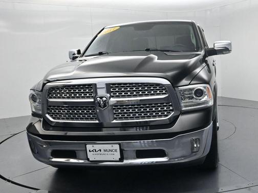 Brilliant Black Crystal Pearlcoat 2017 RAM 1500 Laramie