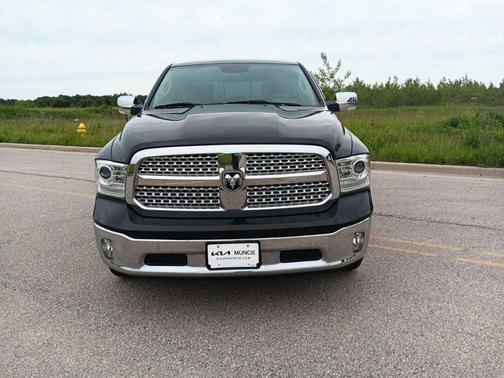 Brilliant Black Crystal Pearlcoat 2017 RAM 1500 Laramie