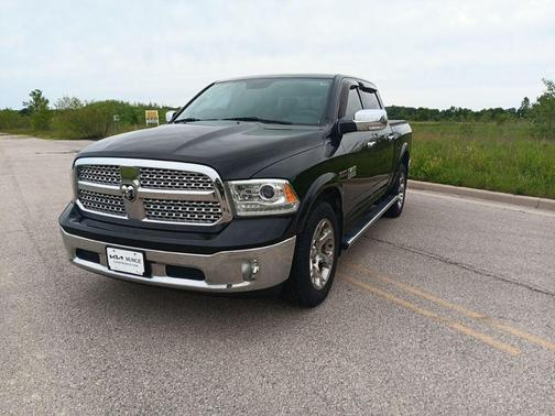 Brilliant Black Crystal Pearlcoat 2017 RAM 1500 Laramie