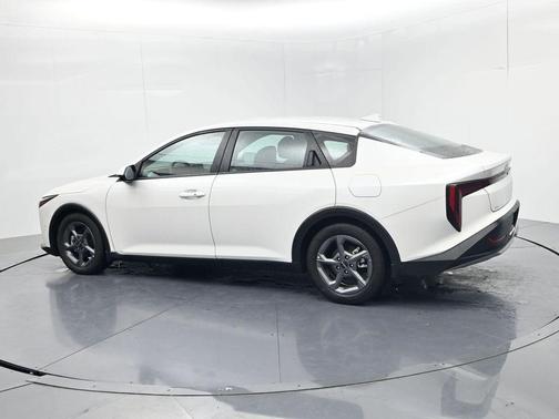 Snow White Pearl 2025 Kia K4