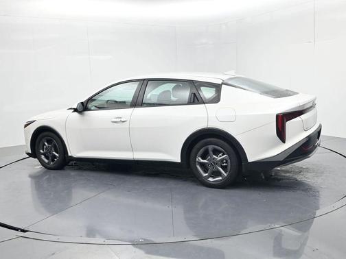 Snow White Pearl 2025 Kia K4