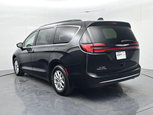Brilliant Black Crystal Pearlcoat 2022 Chrysler Pacifica Touring-L