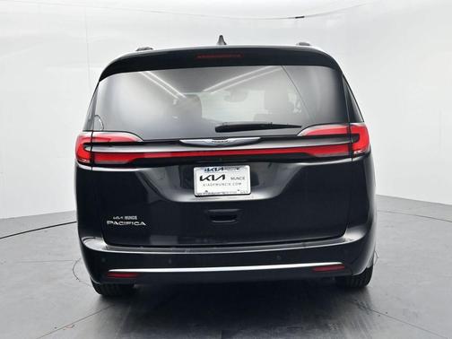 Brilliant Black Crystal Pearlcoat 2022 Chrysler Pacifica Touring-L