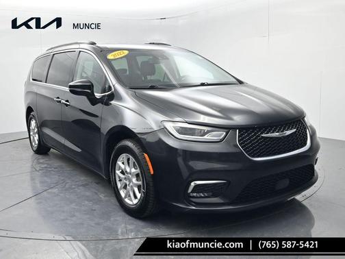 Brilliant Black Crystal Pearlcoat 2022 Chrysler Pacifica Touring-L