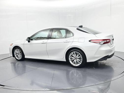Pearl 2018 Toyota Camry XLE