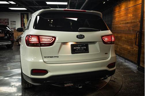 White 2019 Kia Sorento LX