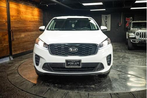 White 2019 Kia Sorento LX