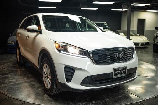 White 2019 Kia Sorento LX