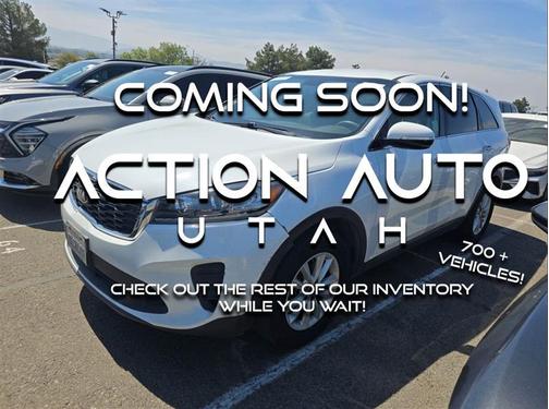 White 2019 Kia Sorento LX