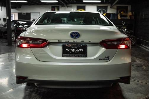 2022 Toyota Camry Hybrid LE