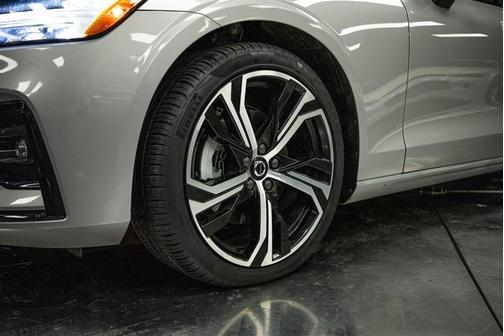 2024 Volvo S60 B5 Core Dark Theme