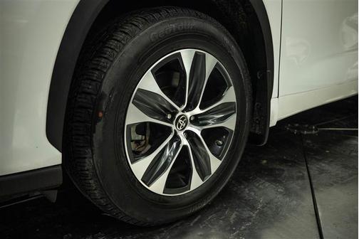 White 2022 Toyota Highlander XLE