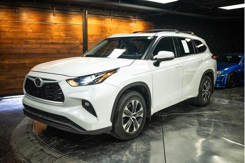 White 2022 Toyota Highlander XLE