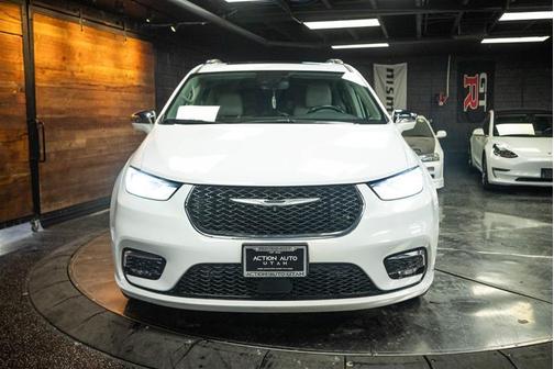 White 2021 Chrysler Pacifica Limited