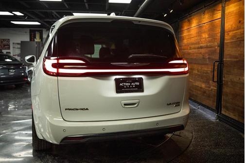 White 2021 Chrysler Pacifica Limited