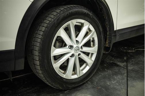 Glacier White 2017 Nissan Rogue Sport SV