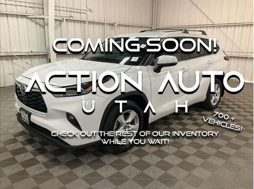 White 2023 Toyota Highlander Hybrid LE