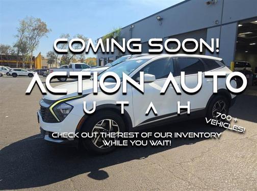 White 2023 Kia Sportage LX