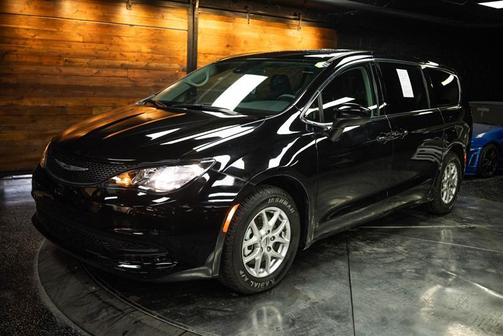 2024 Chrysler Voyager LX