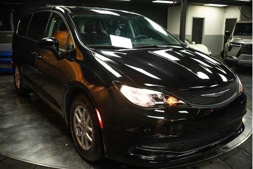 2024 Chrysler Voyager LX