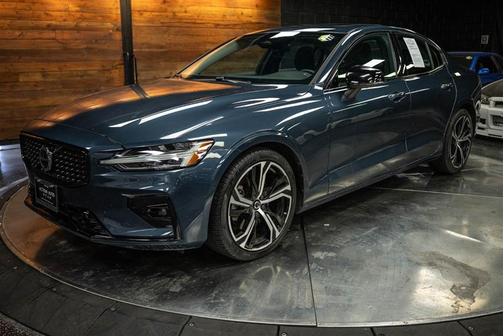 2024 Volvo S60 B5 Plus Dark Theme