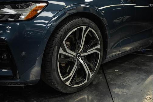2024 Volvo S60 B5 Plus Dark Theme