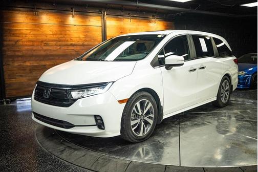 White 2023 Honda Odyssey Touring