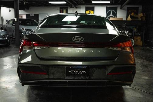 2025 Hyundai ELANTRA SE