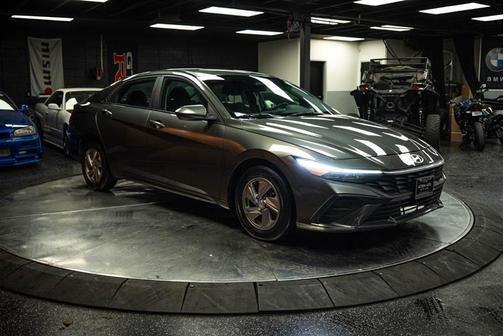 2025 Hyundai ELANTRA SE