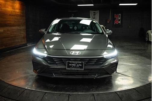 2025 Hyundai ELANTRA SE