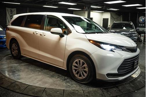 2022 Toyota Sienna LE