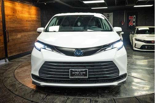 2022 Toyota Sienna LE