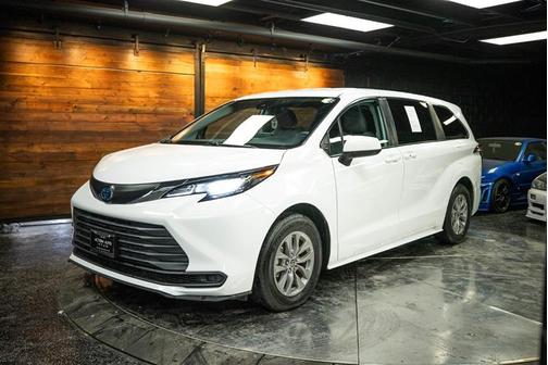 2022 Toyota Sienna LE
