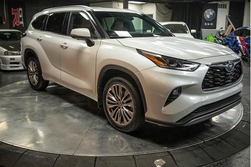2023 Toyota Highlander Hybrid Platinum