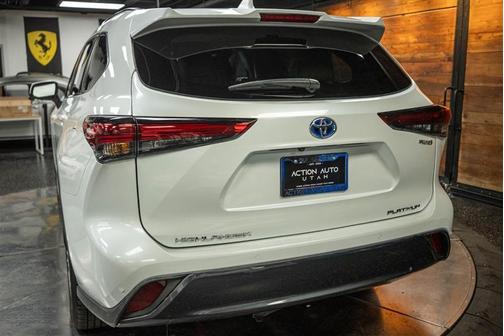2023 Toyota Highlander Hybrid Platinum