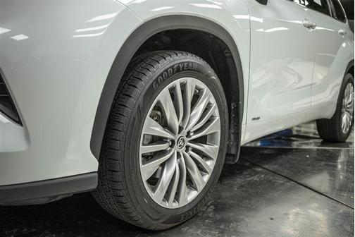 2023 Toyota Highlander Hybrid Platinum