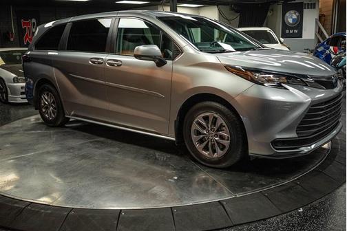 2023 Toyota Sienna LE