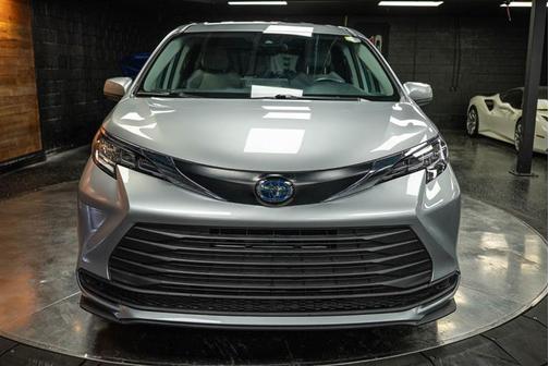 2023 Toyota Sienna LE