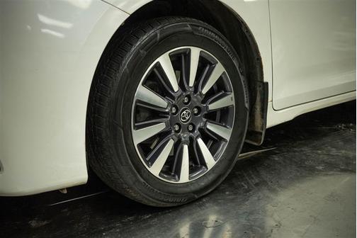White 2018 Toyota Sienna XLE Premium