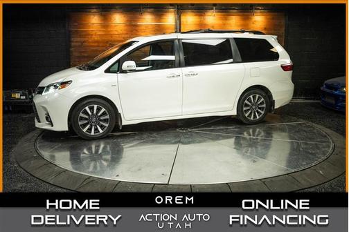 White 2018 Toyota Sienna XLE Premium