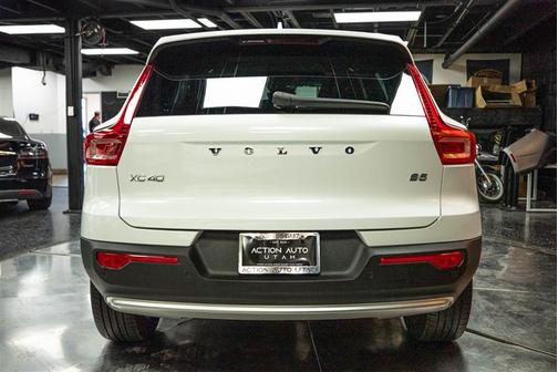 2024 Volvo XC40 B5 Plus Bright Theme