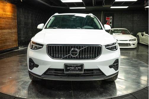 2024 Volvo XC40 B5 Plus Bright Theme