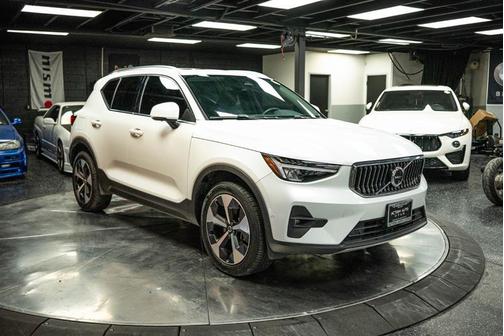 2024 Volvo XC40 B5 Plus Bright Theme