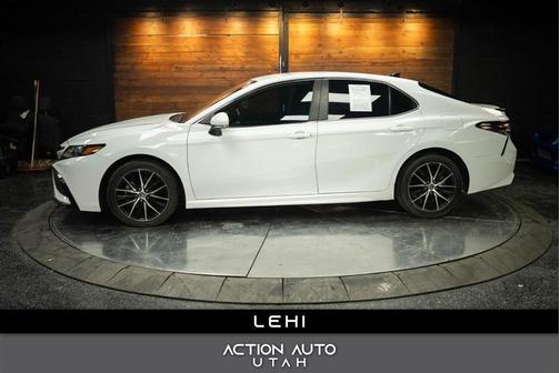 White 2022 Toyota Camry SE