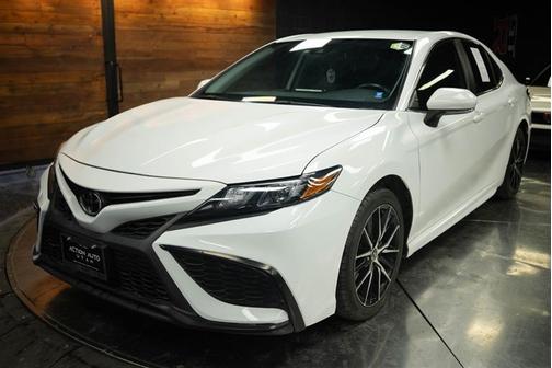White 2022 Toyota Camry SE