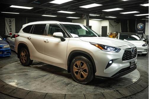 2023 Toyota Highlander Hybrid Bronze Edition