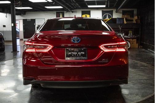 2022 Toyota Camry Hybrid XLE